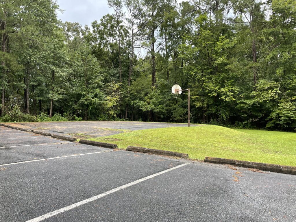 Old Highway 41 Campground basektball court